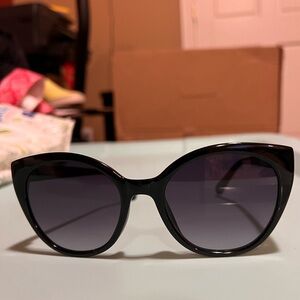 Black Kate Spade ‘Samantha’ sunglasses.